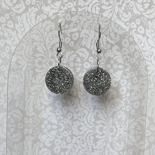 Boucles d'oreilles résine noires et paillettes argentées