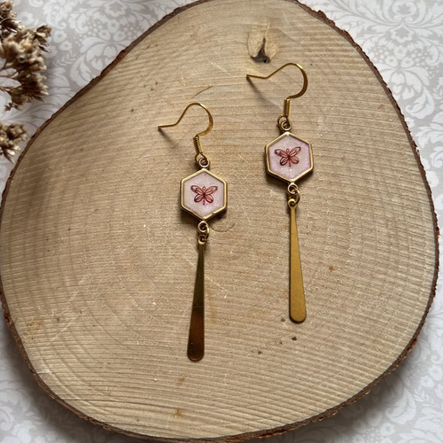 Boucles d'oreilles hexagone dorée - papillon rose