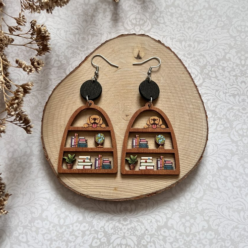 Boucles d'oreilles en bois - chien dans une bibliothèque