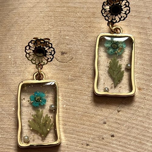 Boucles d'oreilles dorées : résine et fleurs séchées bleues
