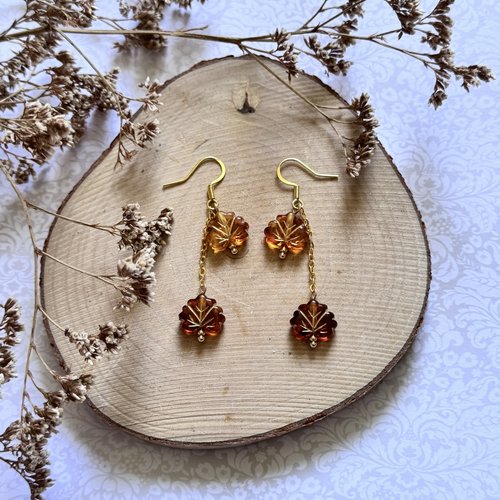 Boucles d'oreilles "2 feuilles d'automne avec chaîne dorée"