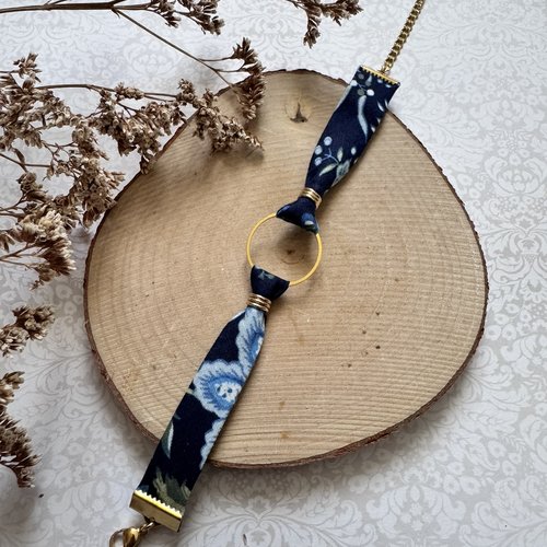 Bracelet doré et tissu bleu
