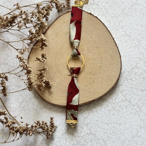 Bracelet doré et tissu rouge