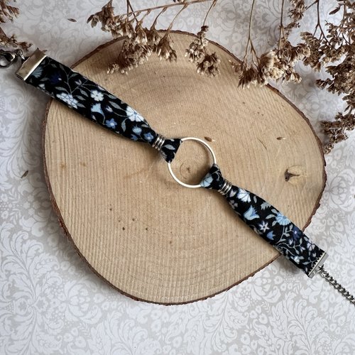 Bracelet argenté et tissu bleu