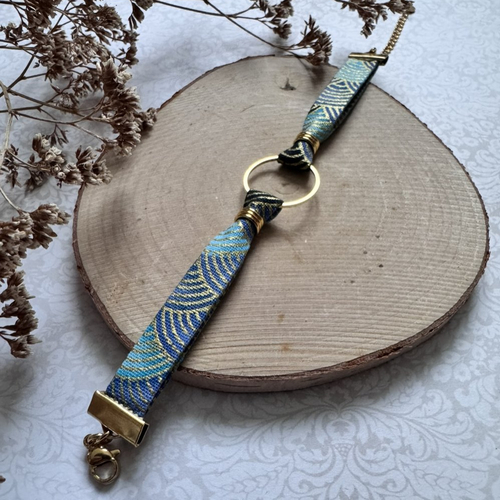 Bracelet doré et tissu bleu motif japonais