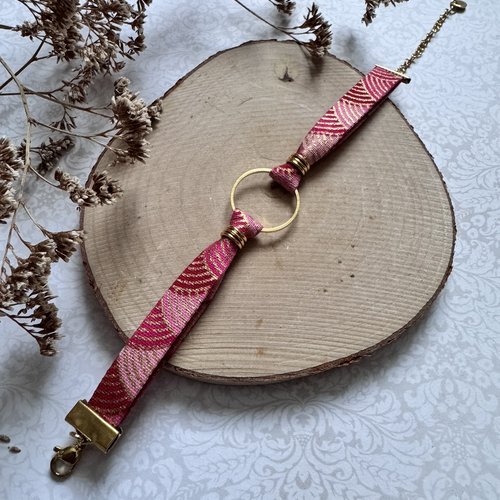 Bracelet doré et tissu rose à motif japonais