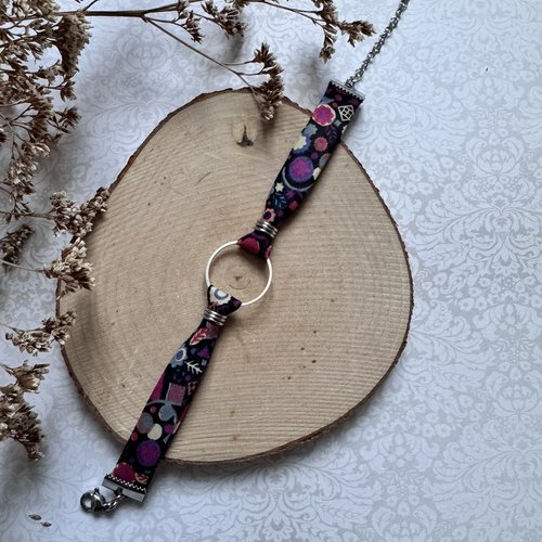 Bracelet doré et tissu rose/violet à motif rétro