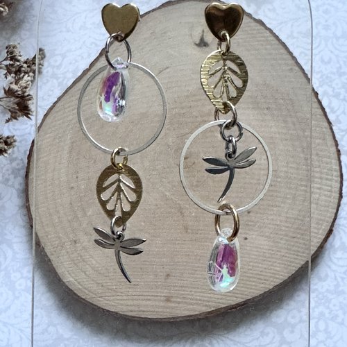 Boucles d'oreilles dépareillées argentées et dorées avec perle goutte d'eau