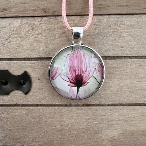 Collier rose avec cabochon rond et argenté:  fleur