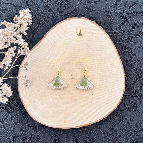 Boucles d'oreilles en résine et fleurs blanches séchées