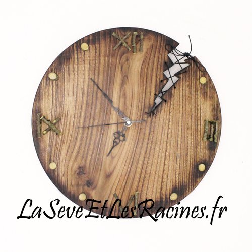 Horloge murale en bois "rustique-fantasy"