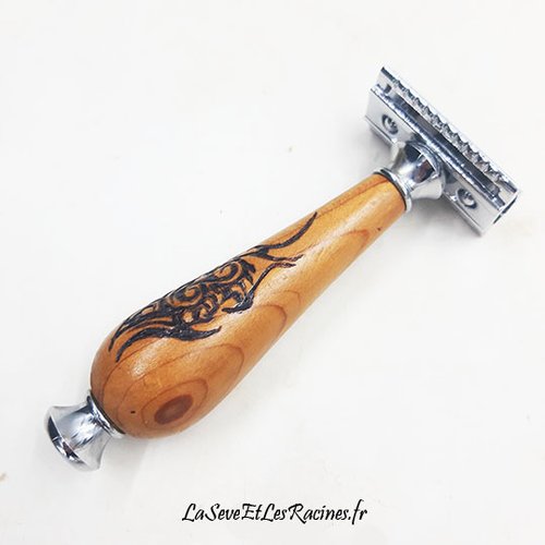 Rasoir en bois de cèdre pyrogravé motif tribal
