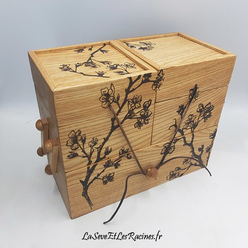Boîte à couture pyrogravée branche fleurie en bois de châtaignier