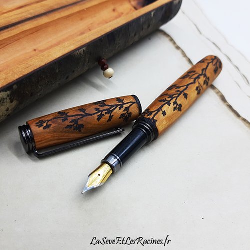 Stylo plume artisanal en bois de cerisier