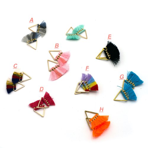 2 magnifiques pompons de création triangle 13 couleurs au choix