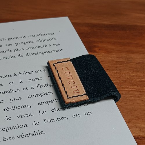 Marque-page en cuir bleu