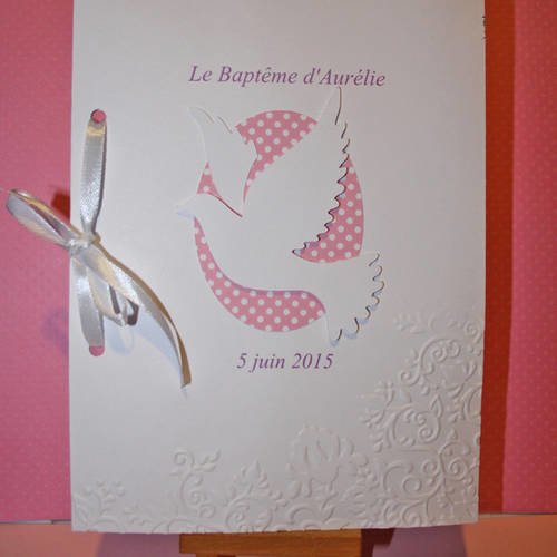 Couverture pour livret de baptême ou communion personnalisé en carton gaufré à la main en nuances de rose et blanc