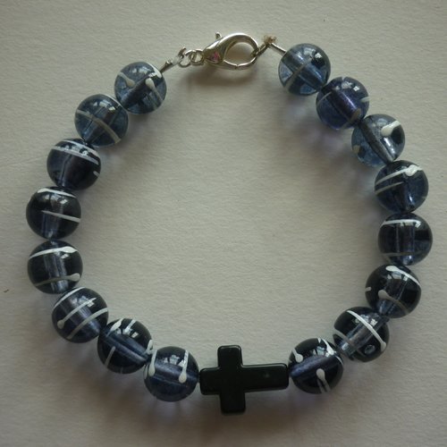 Bracelet perles et croix noires.