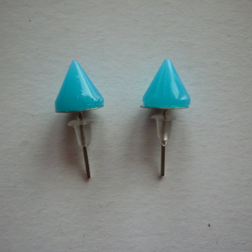 Boucles d'oreilles cône turquoise.