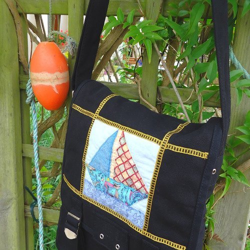 Sac besace toile noire décoré voilier patchwork