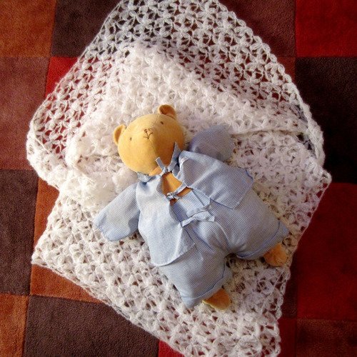 Grand châle bébé en laine mohair blanche,point de fleurs