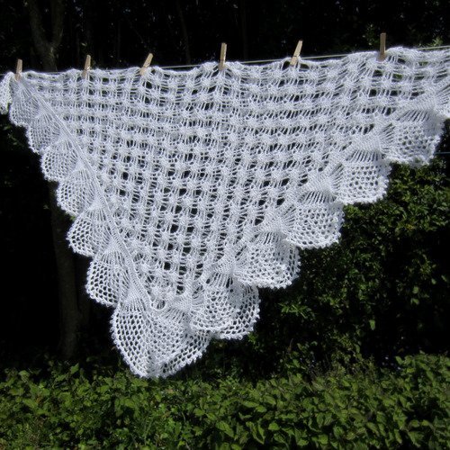 Grand carré en laine mohair blanche, dentelle au crochet