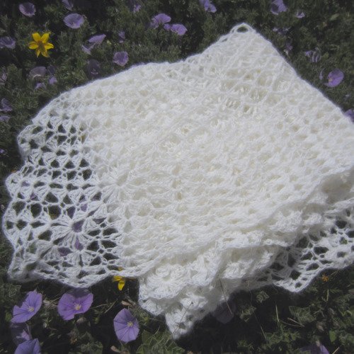 Grand carré en laine angora, dentelle au crochet