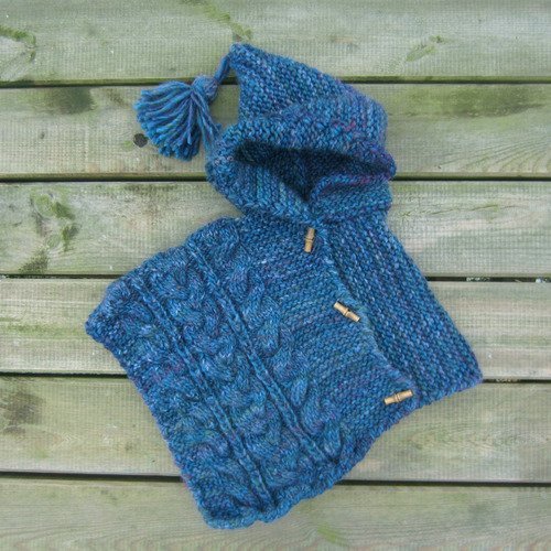 Poncho Laine A Capuche Bebe Bleu Jean Torsades Irlandais Tricote Main Petit Lutin De Laboutikasoizik Un Grand Marche