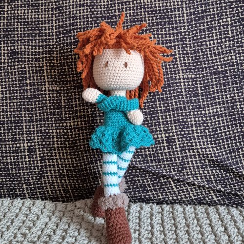 Poupée crochet unique – élégante en vert, aux cheveux cuivrés – fait main avec amour