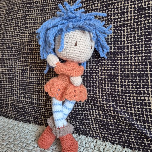 Poupée au crochet artisanal – cheveux bleus