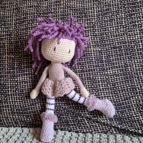 Poupée au crochet artisanal – cheveux mauve/lilas