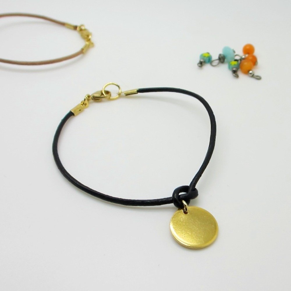Bracelet Cuir Et Acier Inoxydable Dore Moderne Cuir Rond Noir Medaille Bracelet Fin Bracelet Dore Idee Cadeau Femme Un Grand Marche
