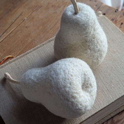 Poires décoratives en laine feutrée – lot de 2