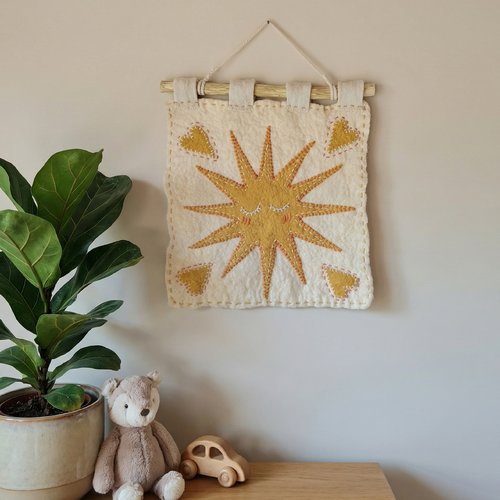 Tenture murale soleil en laine feutrée – décoration chambre d’enfant