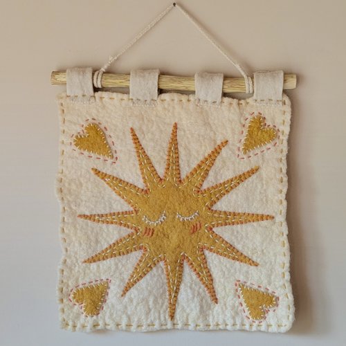 Tenture murale soleil en laine feutrée – décoration chambre d’enfant