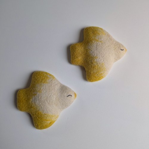 Oiseaux décoratifs en laine feutrée – décoration murale chambre d’enfant