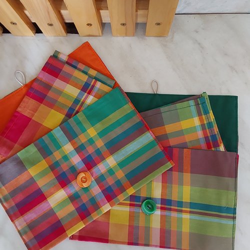 Pochettes pour serviettes de table et serviettes