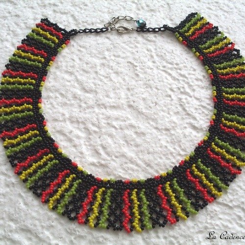 Collier ras du cou en perles de rocaille noires, rouges, vertes et jaunes