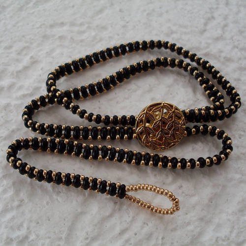 Bracelet tendance double tours en perles noires et dorées