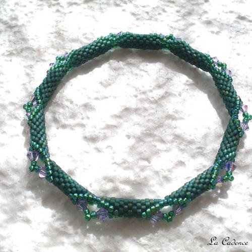 Bracelet jonc en perles délica vertes, rocailles vertes irisées et toupies swarovski mauves tissé main