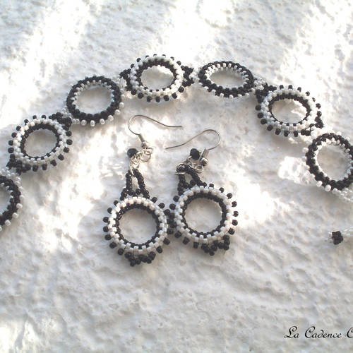 Parure bracelet et boucles d'oreille black and white en perles