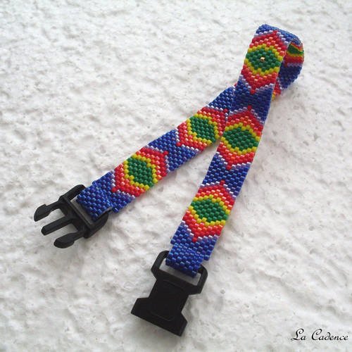 Bracelet aux motifs ethniques en perles délica multicolore - fermoir clip plastic noir