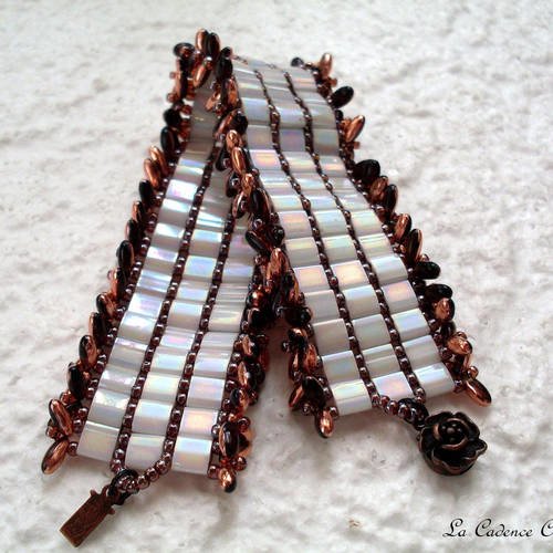 Bracelet en perles plates,  mini dagues et rocailles