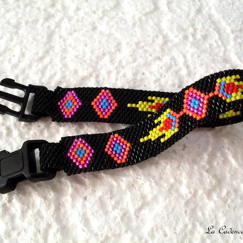 Bracelet aux motifs ethniques en perles délica - fermoir clip plastic noir