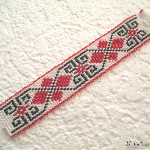 Bracelet manchette ethnique en perles de rocailles blanches, rouges et noires tissé main