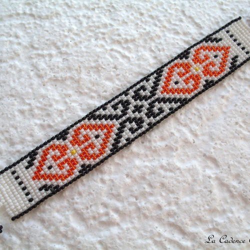 Bracelet manchette ethnique en perles de rocailles blanches, oranges et noires tissé main