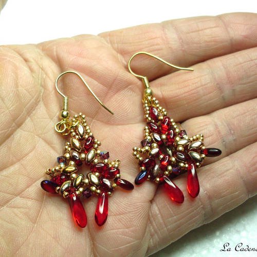 Boucle d'oreilles en perles couleur rouge irisé et doré