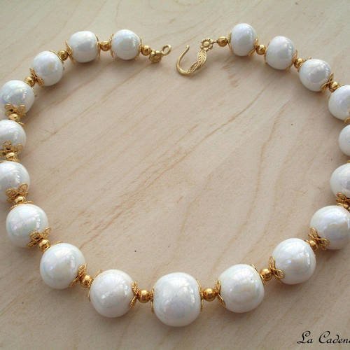 Collier en perles céramiques blanches nacrées irisées