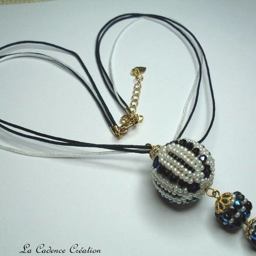 Collier avec 3 perles perlées blanches, noires irisées