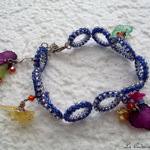 Bracelet bleu irisé, argenté, toupies et fleurs lucite